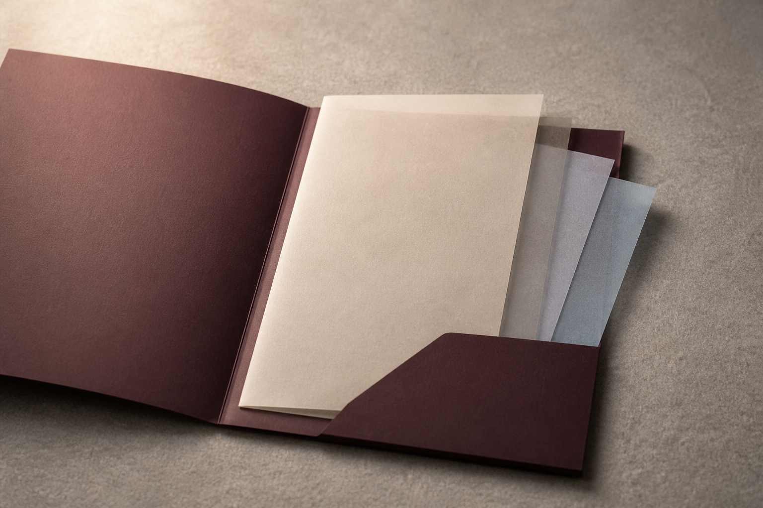 Mehrere transparente unbeschriftete Papierlagen mit unterschiedlichen Überdeckungen