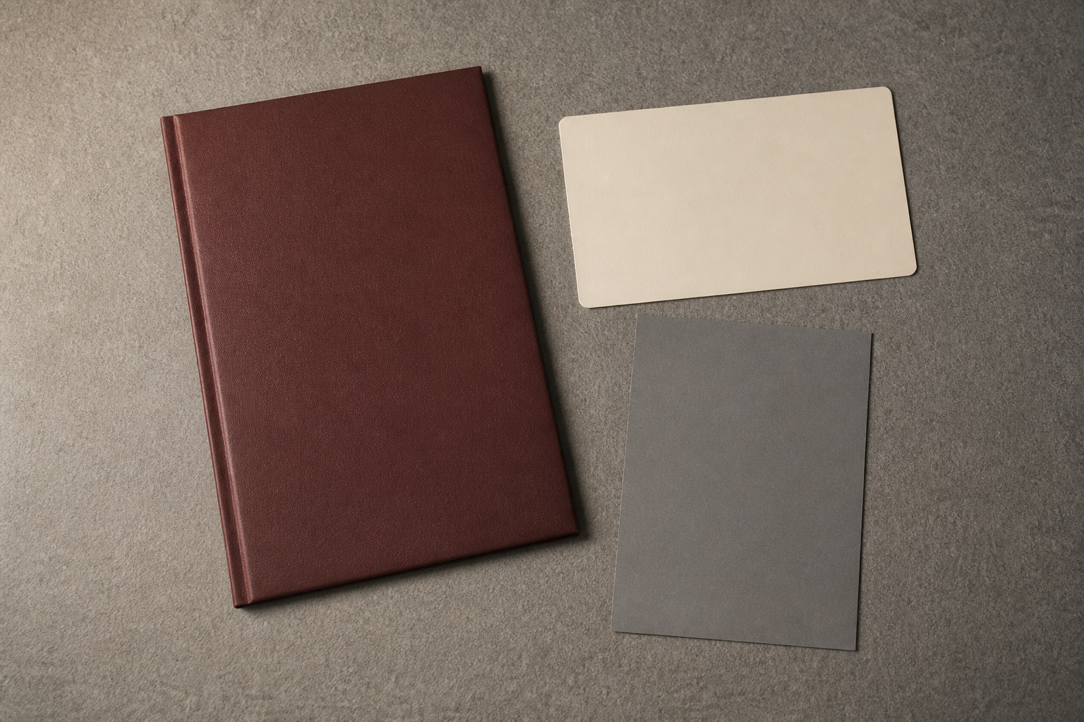 Neutrale unbeschriftete Mappe neben einer Zeitkarte und einem Ablageblatt